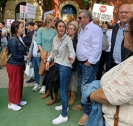 Miembros del equipo de gobierno municipal durante la protesta de este sábado.