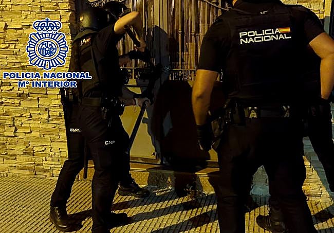 Operativo en la vivienda de Almoradí.