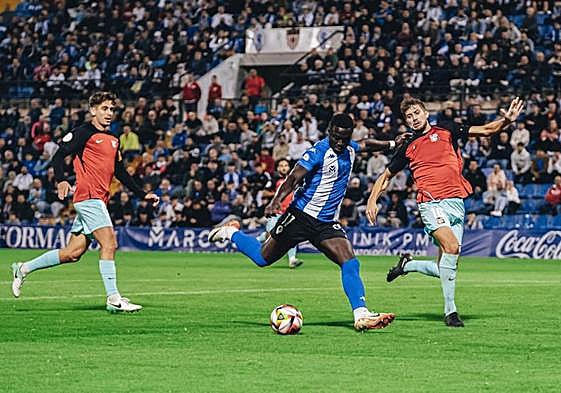 Mendes anota de esta manera el primer y único tanto del partido.