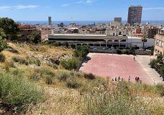 Patio del IES Jorge Juan, visto desde el monte Tossal.