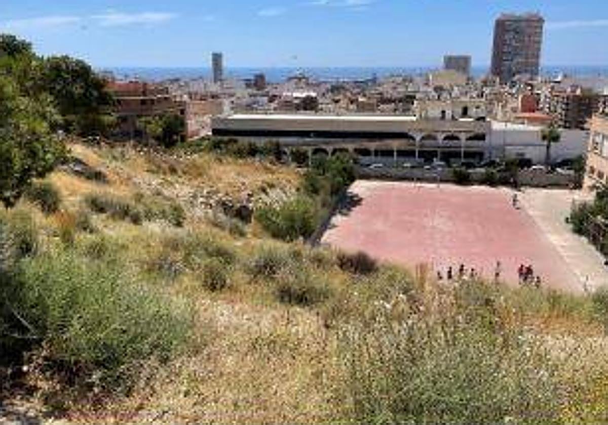 Patio del IES Jorge Juan, visto desde el monte Tossal.