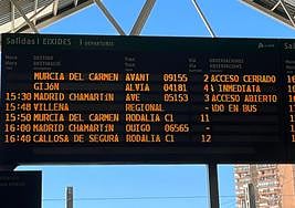 Cartel de Renfe informa del traslado en autobús a Villena.