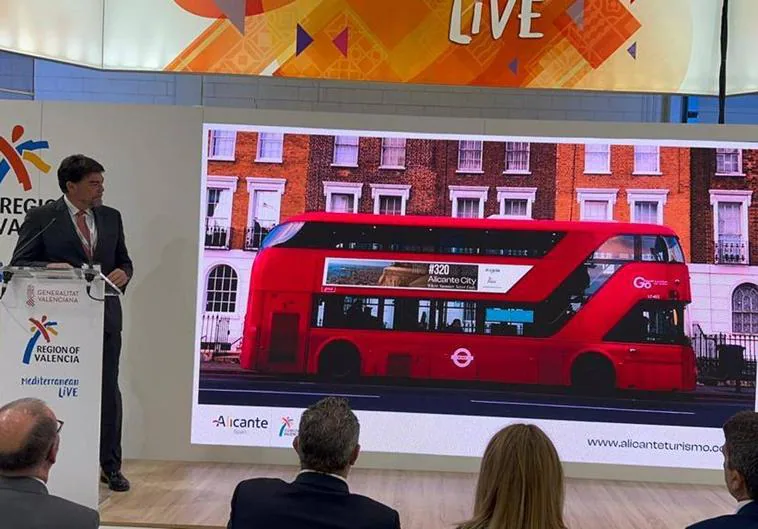 El alcalde de Alicante, Luis Barcala, presenta la campaña promocional en los autobuses de Londres.