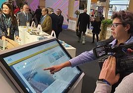 La concejala de Turismo de El Campello, Marisa Navarro, enseña uno de los paneles expositivos sobre la localidad