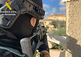 Un agente de la Usecic durante una actuación en un chalet de El Moralet el pasado marzo.