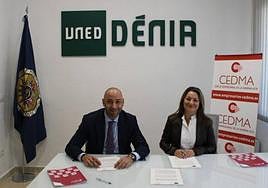 La directora de UNED Dénia, Raquel Martí Signes, y el presidente de CEDMA, Benito Caudeli Mestre, en la firma del convenio.