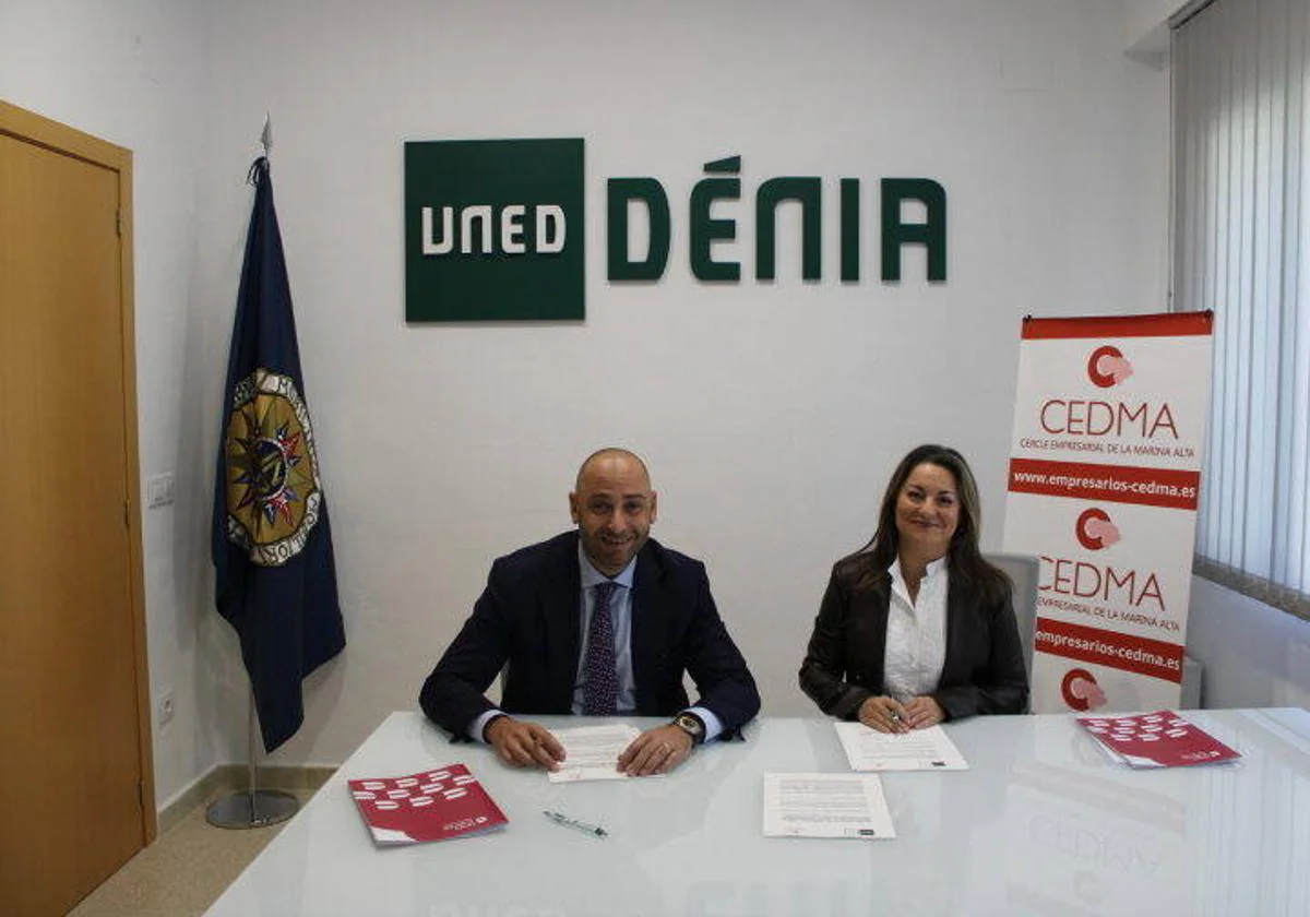 La directora de UNED Dénia, Raquel Martí Signes, y el presidente de CEDMA, Benito Caudeli Mestre, en la firma del convenio.