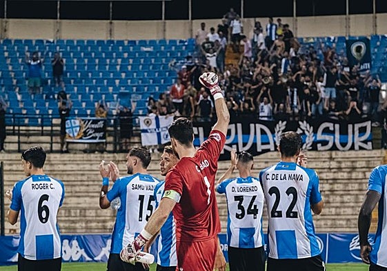 Carlos Abad y varios compañeros celebran una victoria en el Rico Pérez