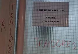 La puerta del PSOE de Alicante, atacada el pasado viernes.