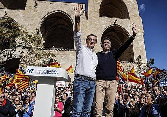 El presidente de la Generalitat, Carlos Mazón, con el presidente nacional del PP, Alberto Núñez Feijóo, el pasado domingo en Valencia.