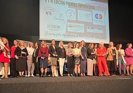 Foto de familia en la gala de los Premios Emprén Dona.