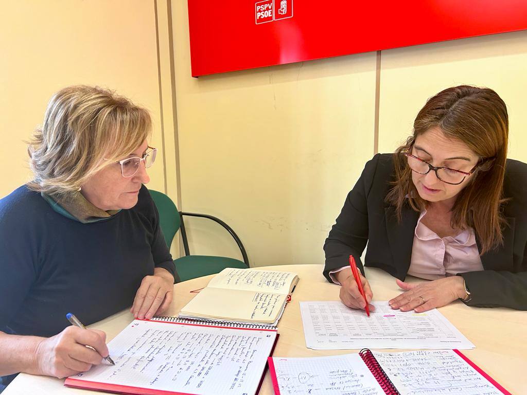La portavoz socialista, Ana Barceló, con la concejal Silvia Castell.