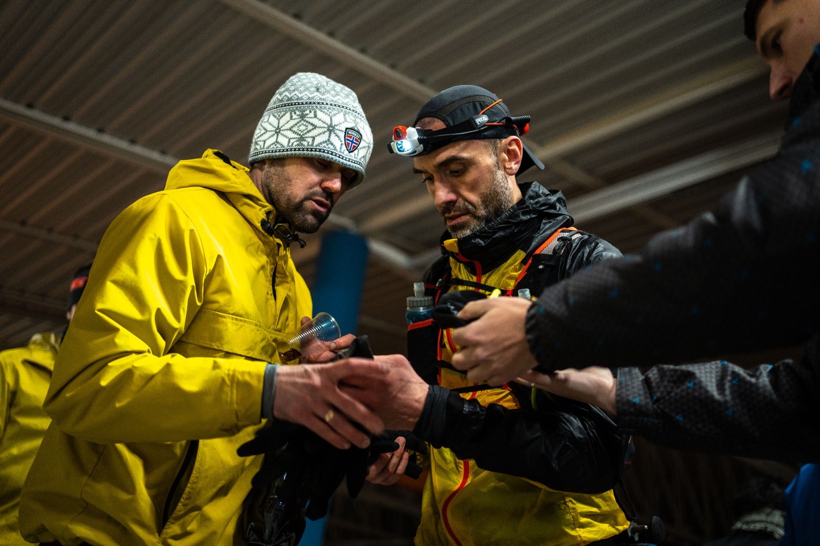 Corredores en un punto de avituallamiento.
