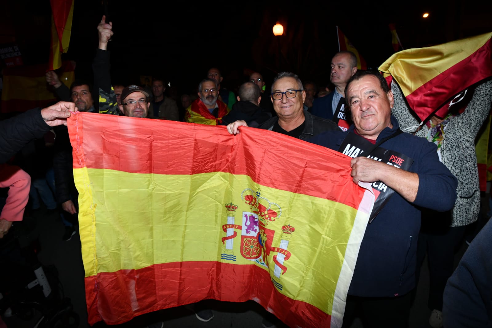 Las imágenes de la concentración frente a las sedes del PSOE en Alicante en protesta contra la amnistía