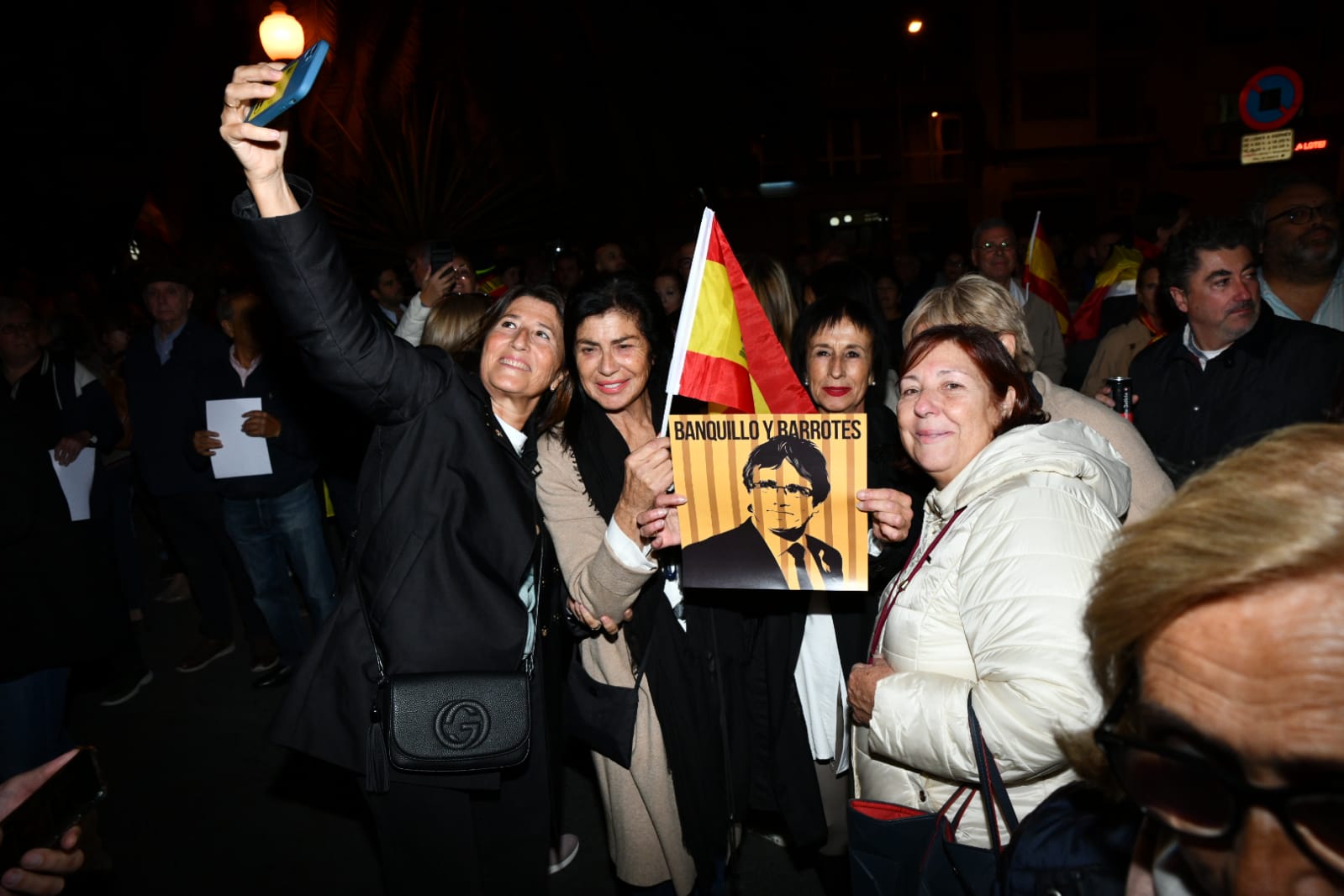 Las imágenes de la concentración frente a las sedes del PSOE en Alicante en protesta contra la amnistía