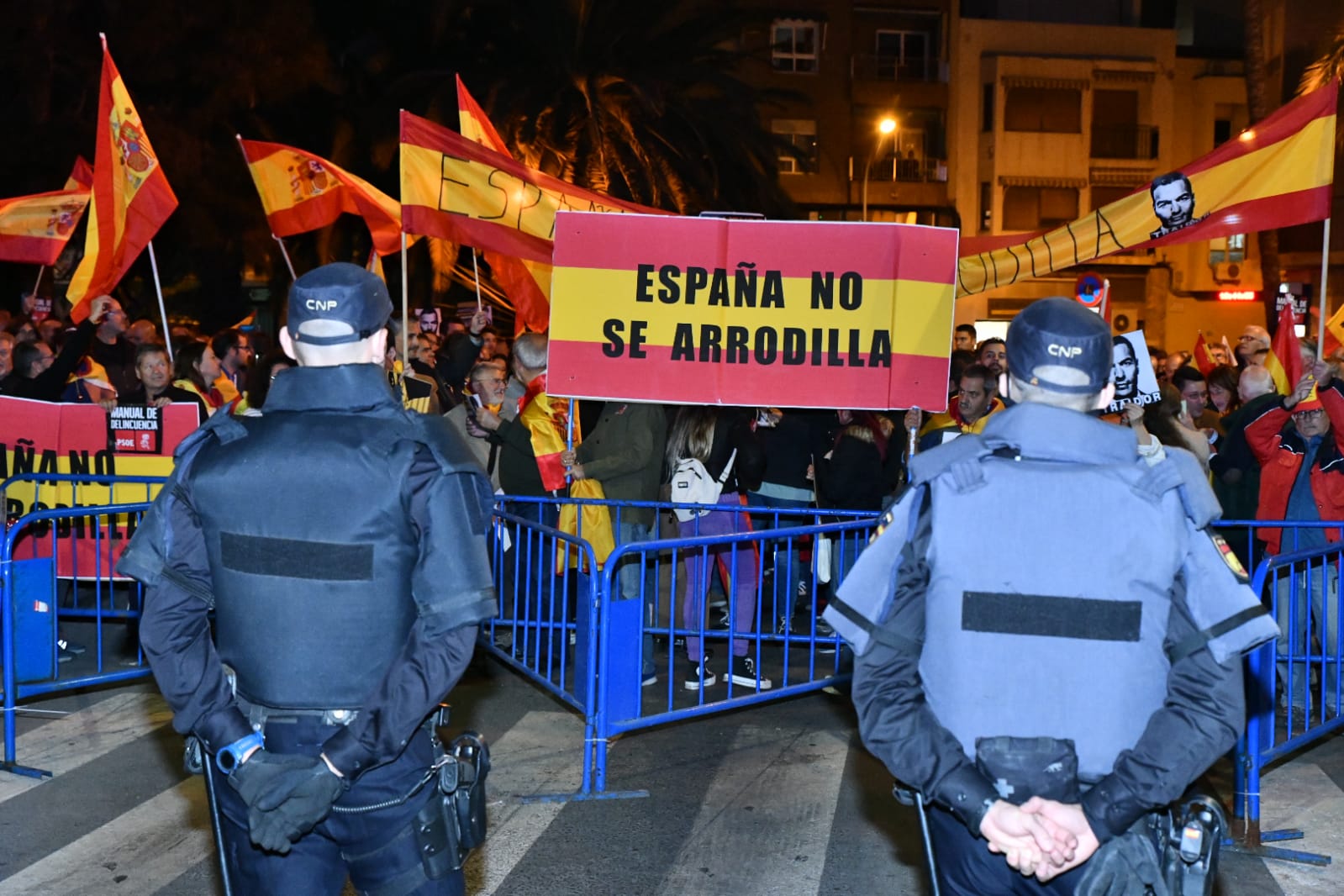 Las imágenes de la concentración frente a las sedes del PSOE en Alicante en protesta contra la amnistía