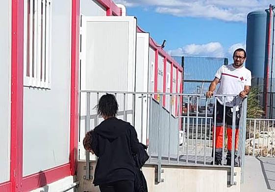 Personal de Cruz atendiendo a una persona migrante.