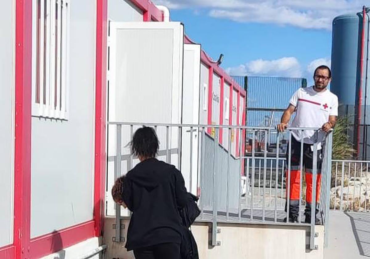 Personal de Cruz atendiendo a una persona migrante.