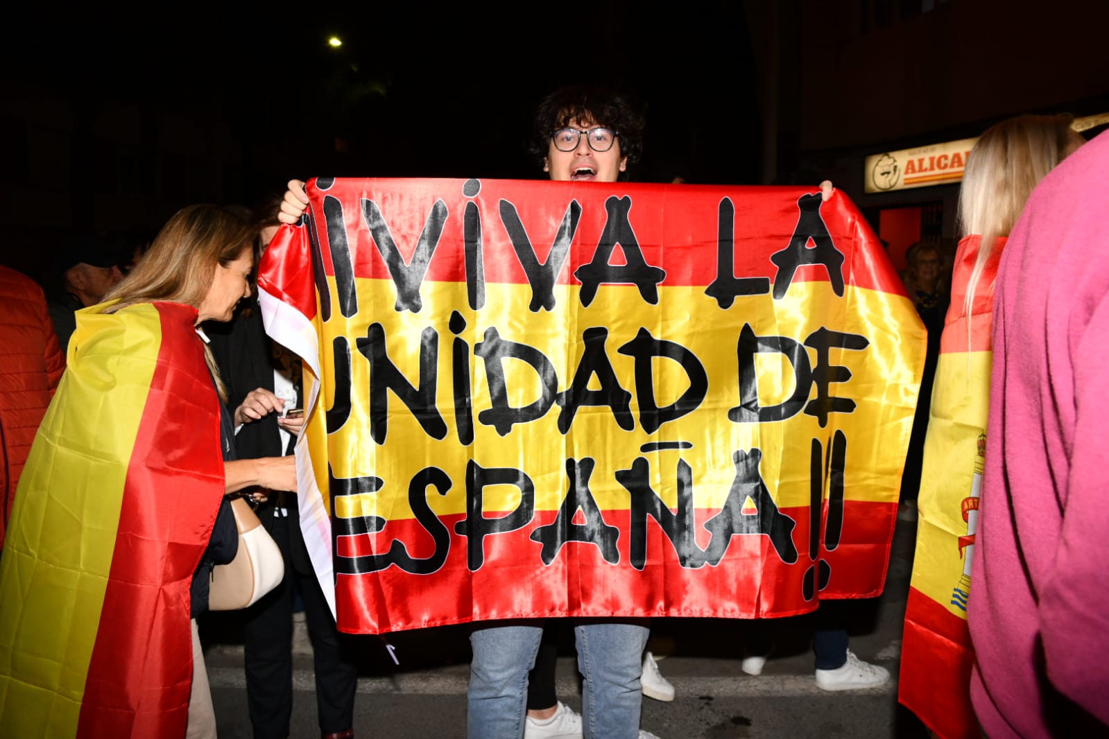 Imagen principal - Imágenes de la segunda concentración frente a la sede del PSOE en Alicante