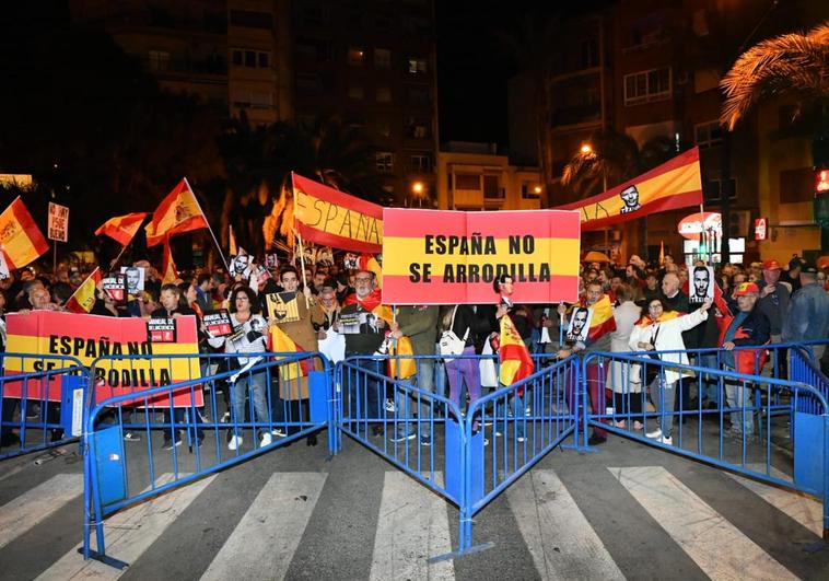 La segunda concentración frente a la sede del PSOE.