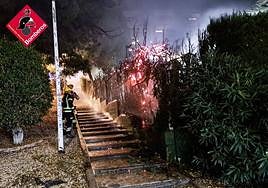 Los bomberos, en plena actuación.