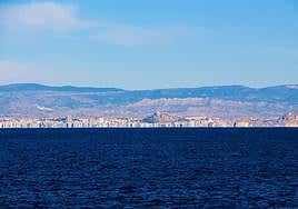 Alicante en un día de cielos despejados.