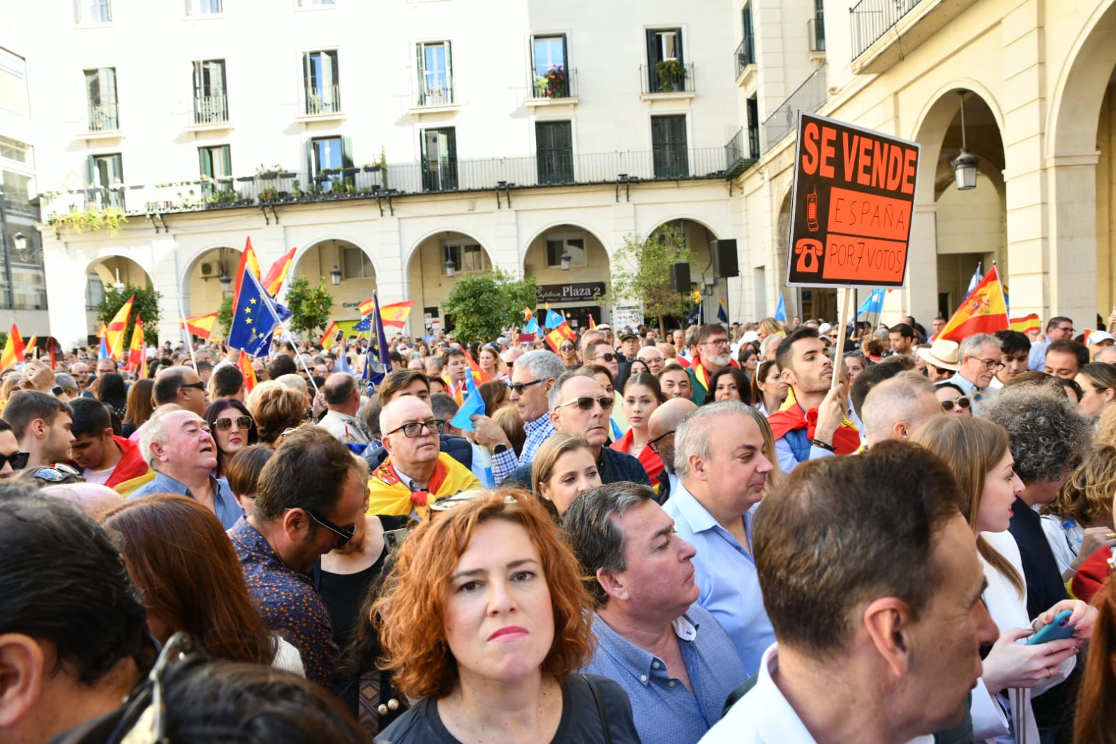 La manifestación por el no a la amnistía&#039; llena la plaza del Ayuntamiento de Alicante