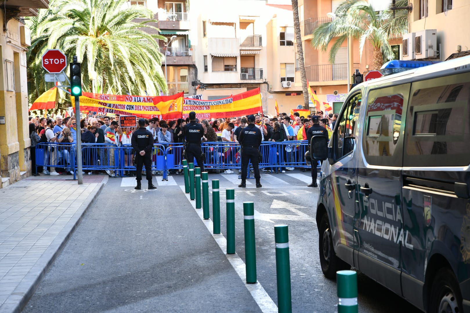 El dispositivo policial en la sede del PSOE.