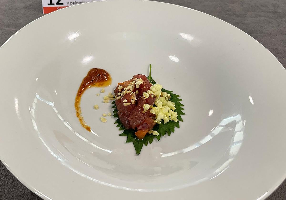 Tapa ganadora, 'Hoja de Shiso, atún rojo y humo, harissa y palomitas de patata'.