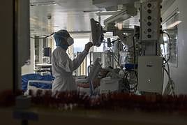 Facultativo atendiendo a un paciente durante la pandemia del covid.