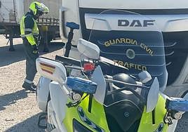 Un agente de la Agrupación de Tráfico de la Guardia Civil.