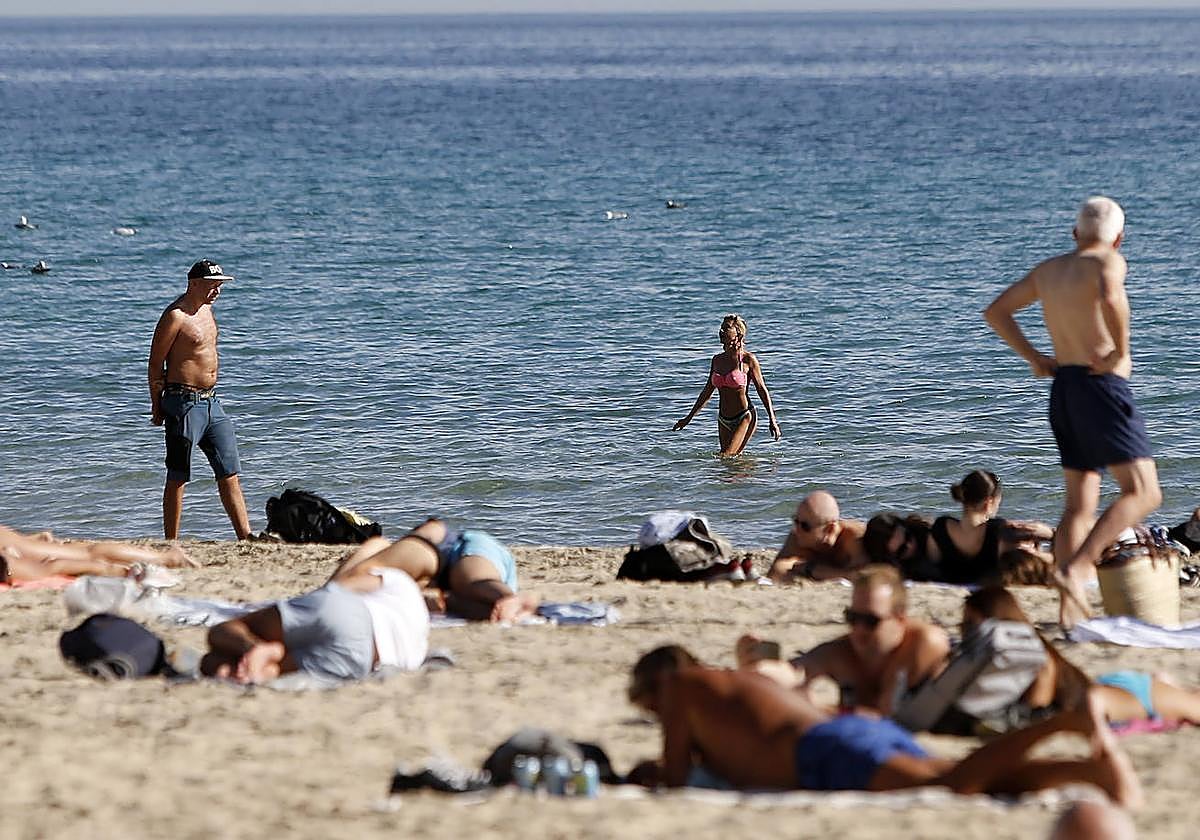 Playa del Postiguet durante uno de estos días de calor.