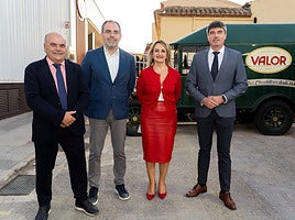 Autoridades y representantes de Chocolates Valor antes de la visita a la exposición.