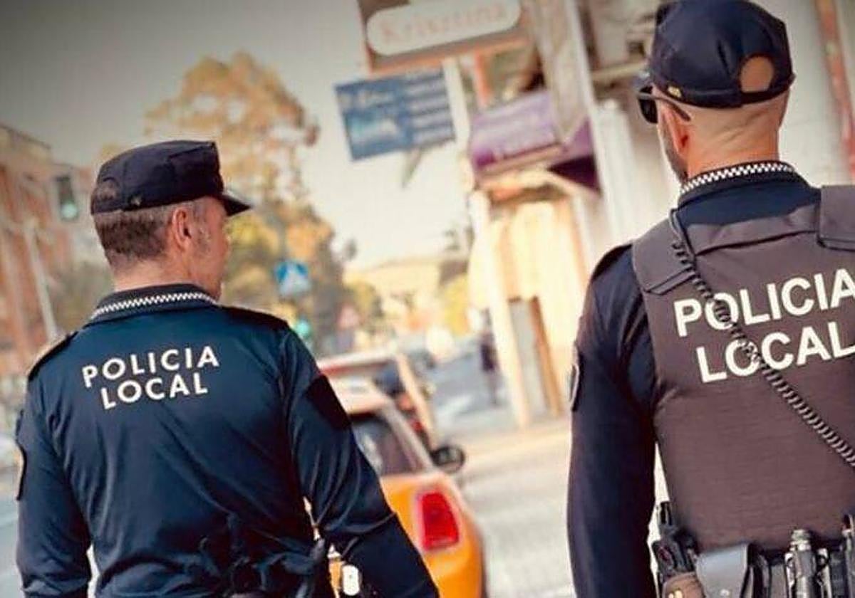 Pareja de agentes de la Policía Local de Elche.