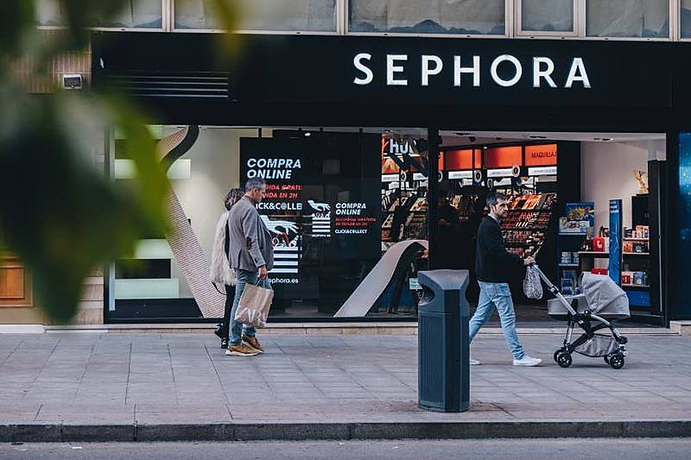 Transeúntes paseando por la avenida de Maisonnave, el principal eje comercial de la ciudad.