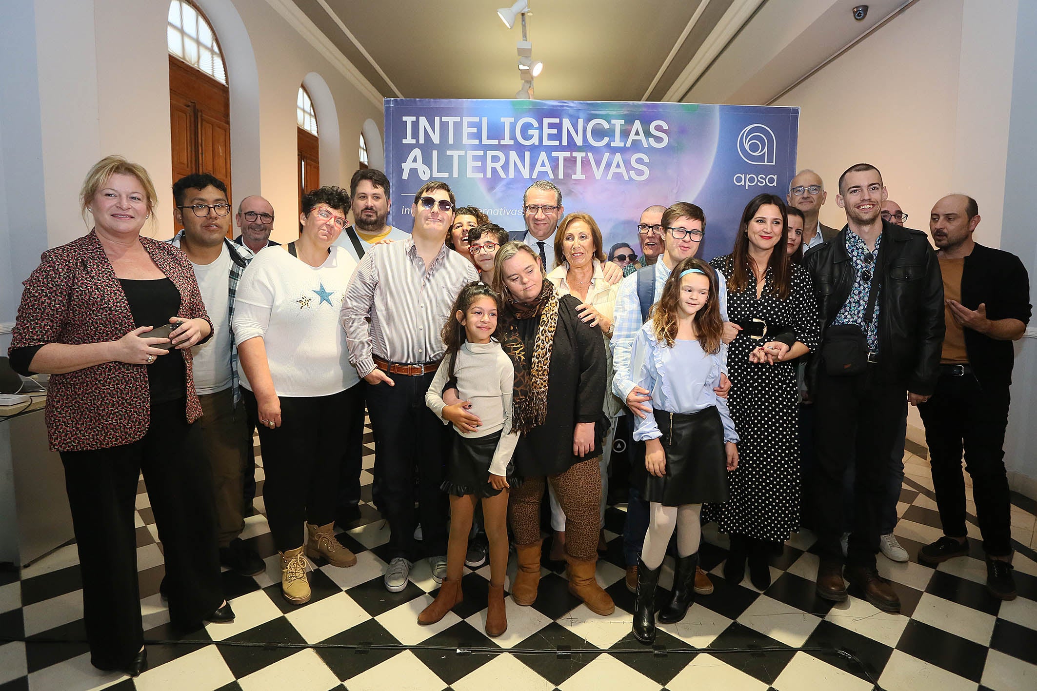 Foto de familia tras la presentación de la campaña de Apsa en la Diputación de Alicante.