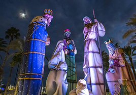 Seis figuras componen el Belén gigante de Alicante durante las pasadas Navidades.