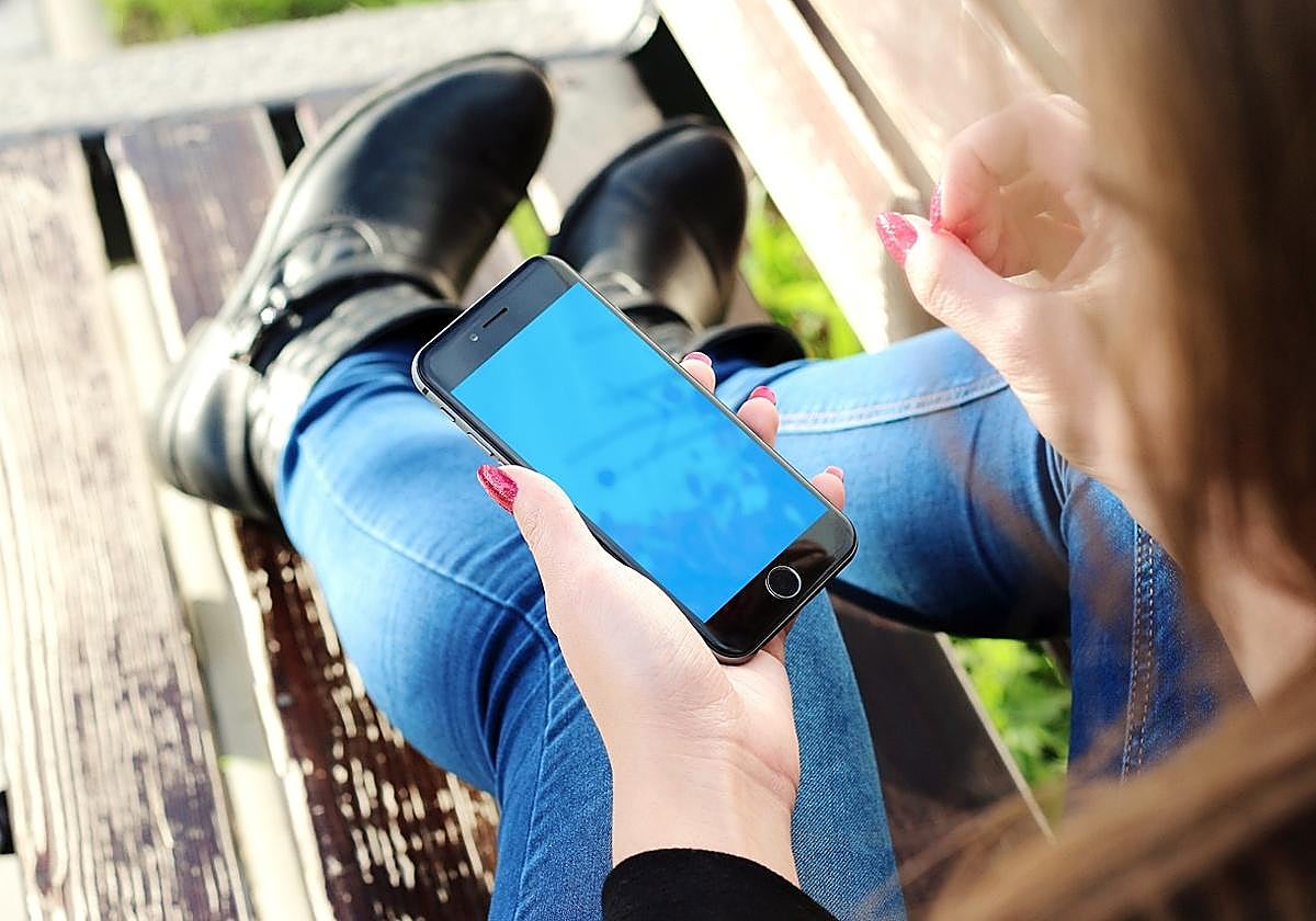 El Consell quiere regular el uso de los móviles en las aulas.