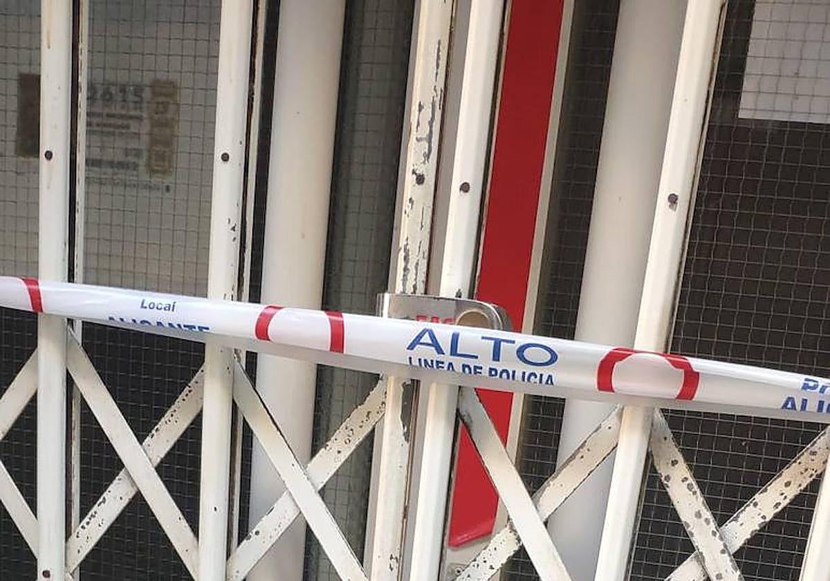 La sede del PSOE de Alicante este viernes, con el candado y la línea de policía encima.