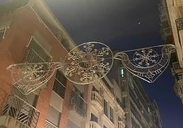 Luces de Navidad con forma de 'snitch' dorada en Alicante.