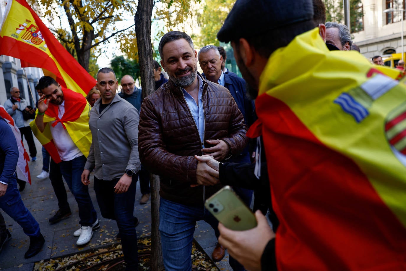 Abascal saluda a uno de los manifestantes.