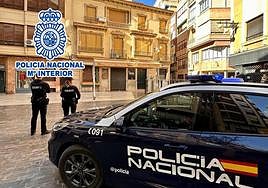 Una patrulla de la Policía Nacional en Elche.