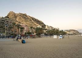 El Castillo de Santa Bárbara y la playa del Postiguet, dos de los hitos turísticos de Alicante.