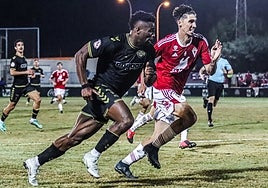 Moha Traoré intenta superar a un jugador del Real Murcia