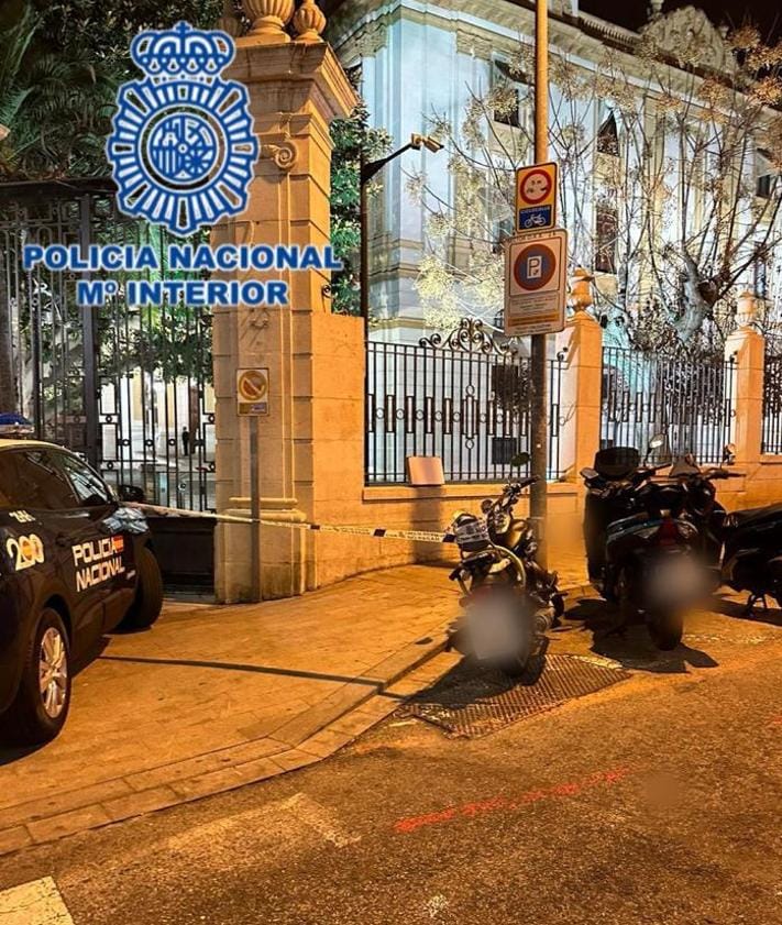 Imagen secundaria 2 - Despliegue policial en las inmediaciones del Palacio Provincial de Alicante.
