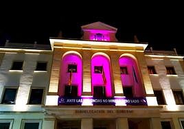 La Subdelegación del Gobierno, iluminada con motivo del 25N.