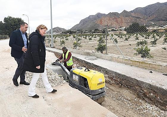 La vicepresidenta de la Diputación Ana Serna, con el alcalde de Cox, visita una de las obras de mejora de regadío.