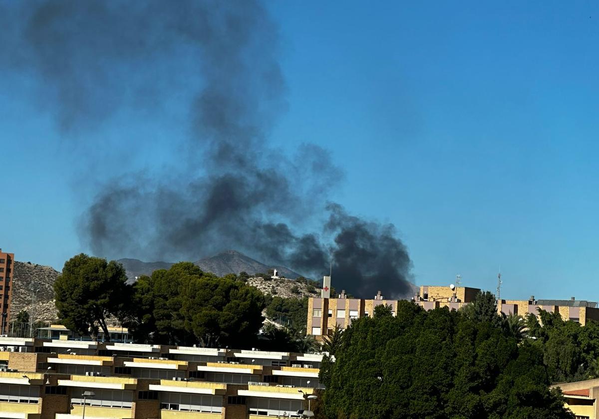 Declarado un incendio en el interior de una nave de Alicante