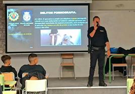 Agente de Policía Local, durante una de las charlas.