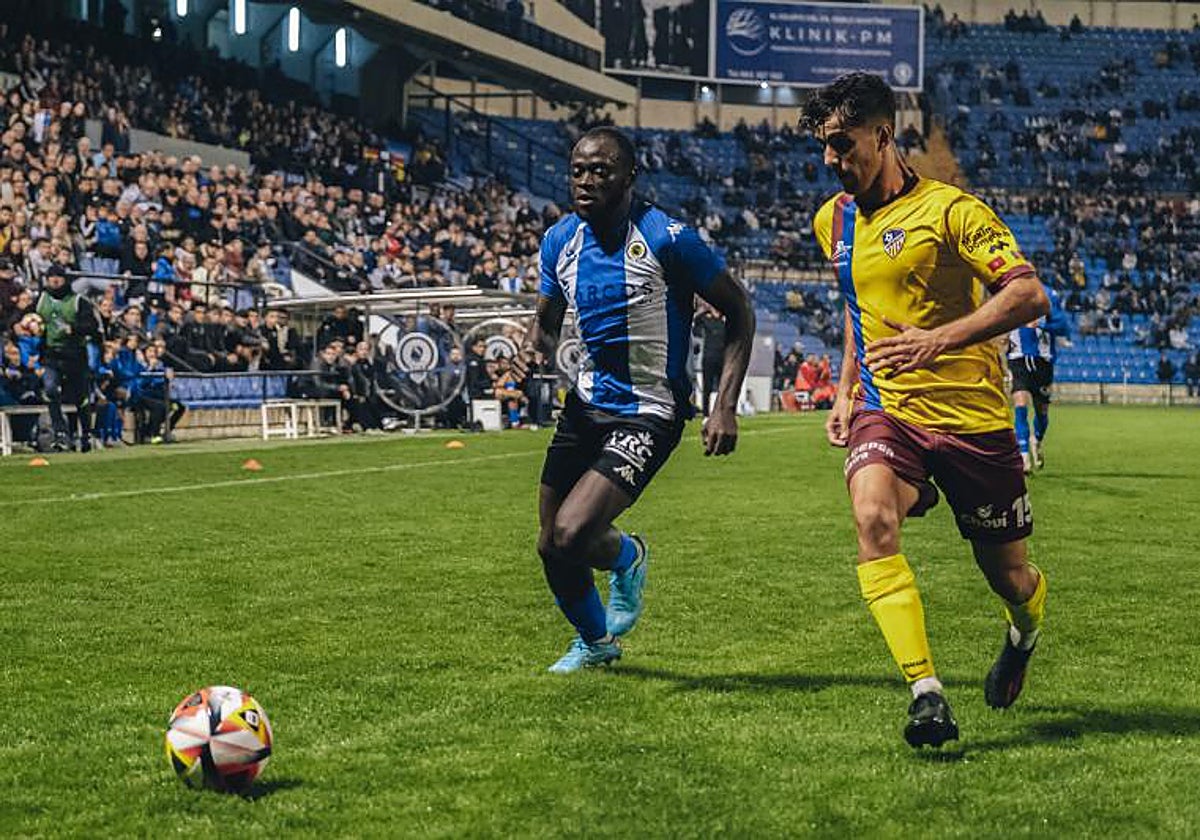 Kalvin Ketu persigue el balón en el choque ante el Alzira